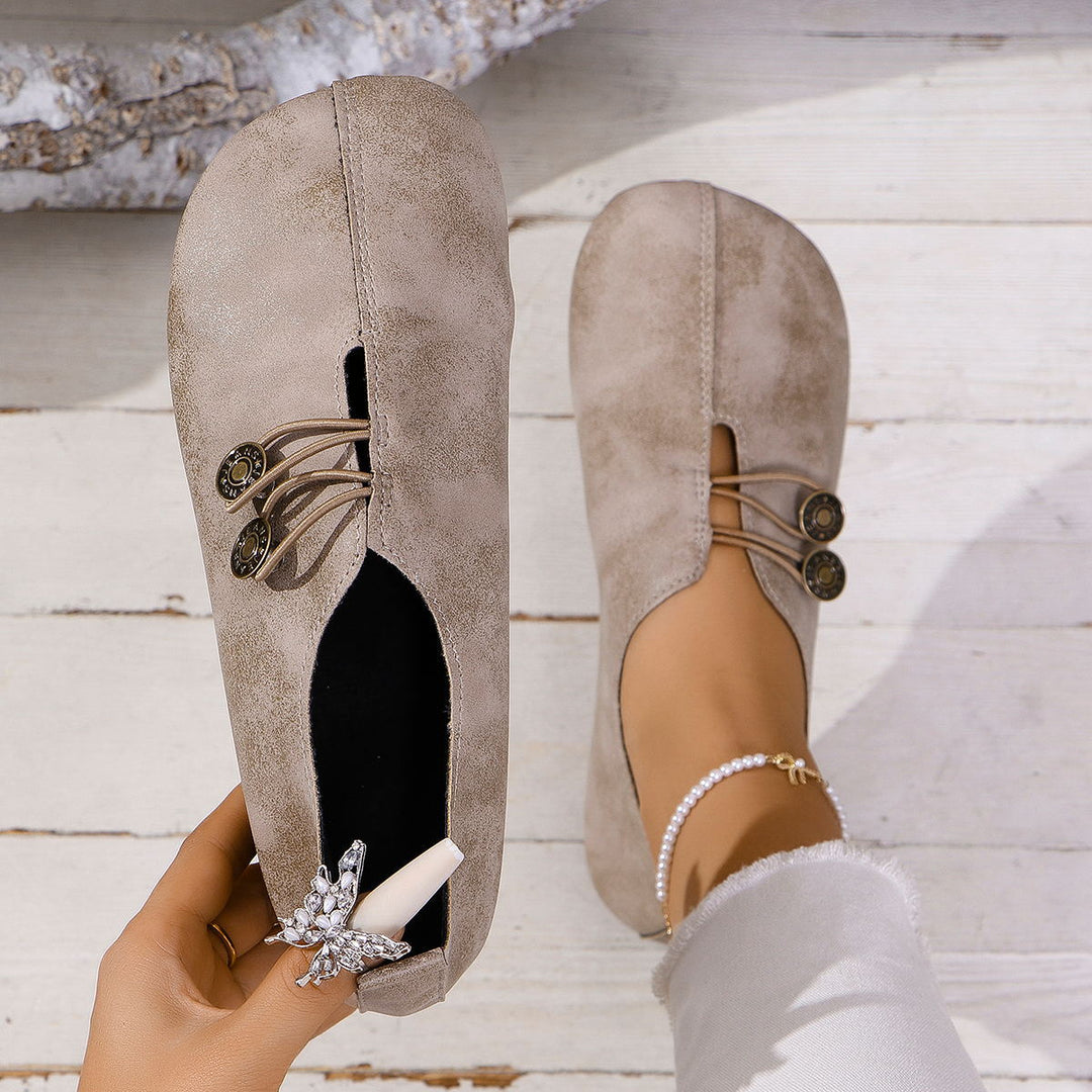 Damen nan weiche vintageinspirierte Ballerina Slipper mit dekorativen Metallknöpfen und elastischer Schnürung Echo Archiv