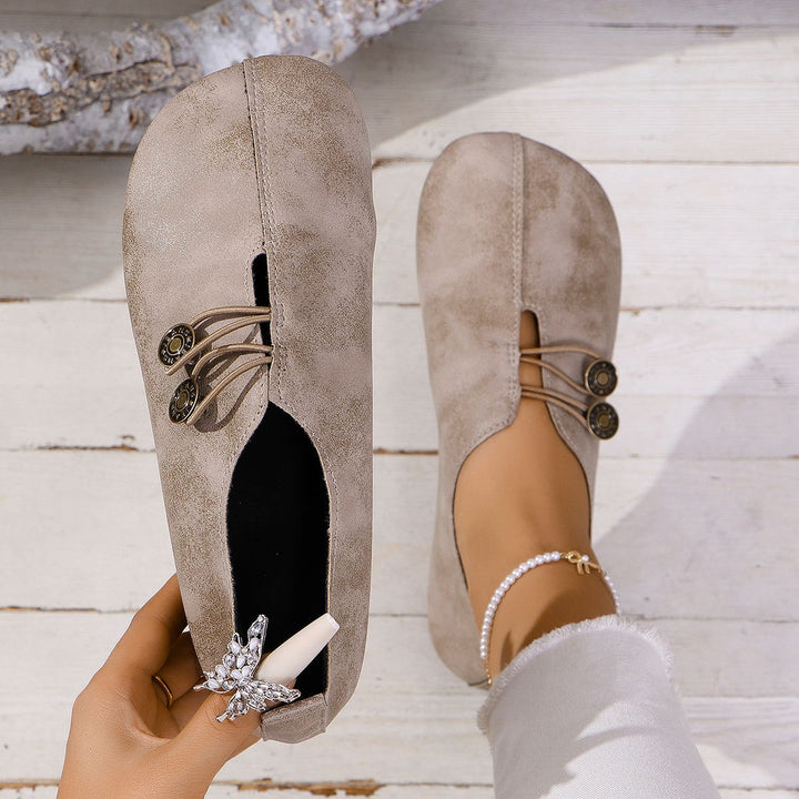 Damen nan weiche vintageinspirierte Ballerina Slipper mit dekorativen Metallknöpfen und elastischer Schnürung Echo Archiv