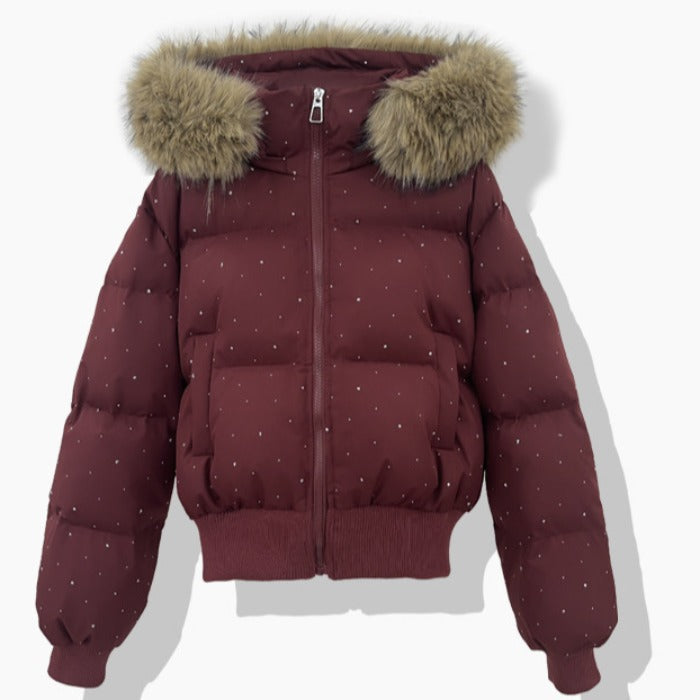 Damen kurzer gesteppter Pufferblouson mit feinem Strassbesatz, abnehmbarer Webpelzkapuze und elastischem Saum – Avérine