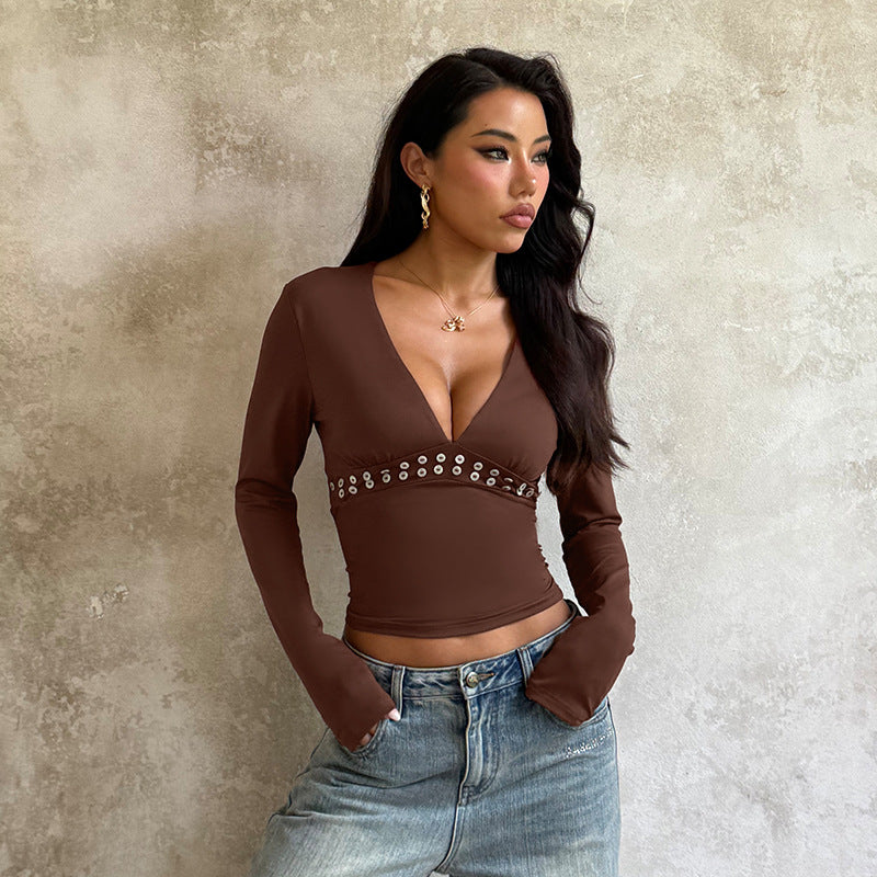 Damen tailliertes Langarm-Cropped-Top mit tiefem V-Ausschnitt und Nietenbesatz – Avérine