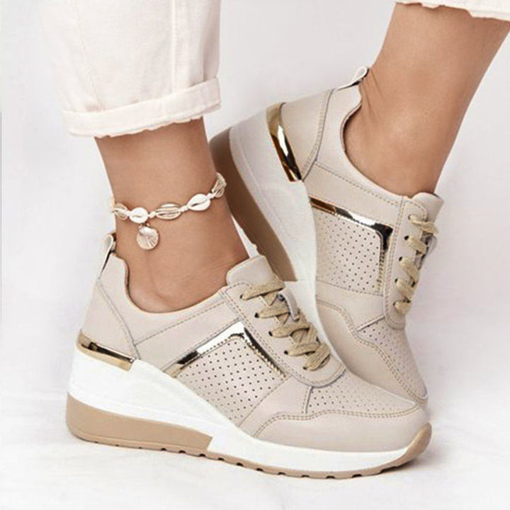 Damen Keilabsatz-Sneaker mit perforiertem Obermaterial und metallischem Akzent – Névara