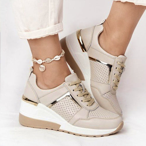 Damen Keilabsatz-Sneaker mit perforiertem Obermaterial und metallischem Akzent – Névara