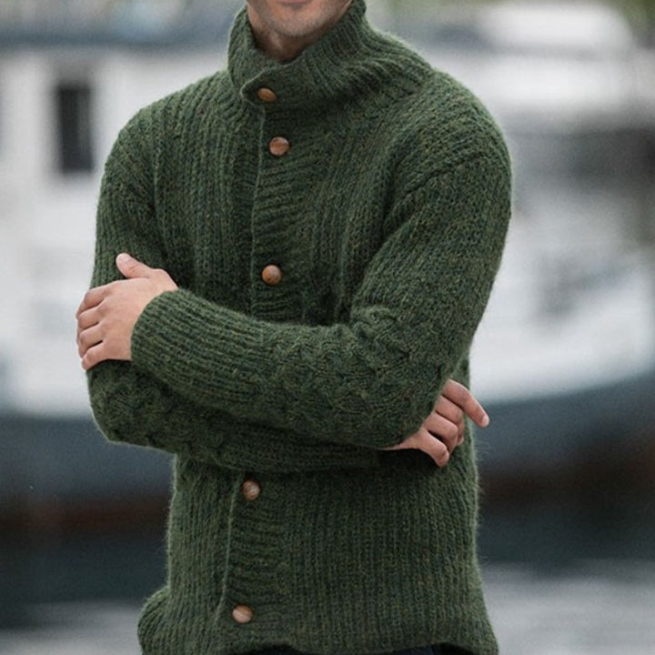 Herren Strickjacke mit dekorativem Zopfmuster und praktischem Stehkragen Echoarchiv