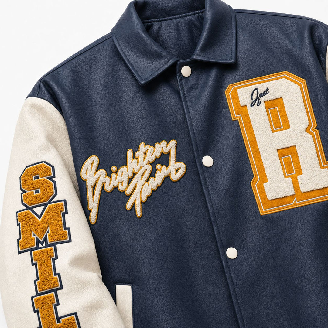 Herren Collegejacke im Letterman‑Stil mit Kunstleder‑Body, Kontrastärmeln und Chenille‑Patches Echo Archiv