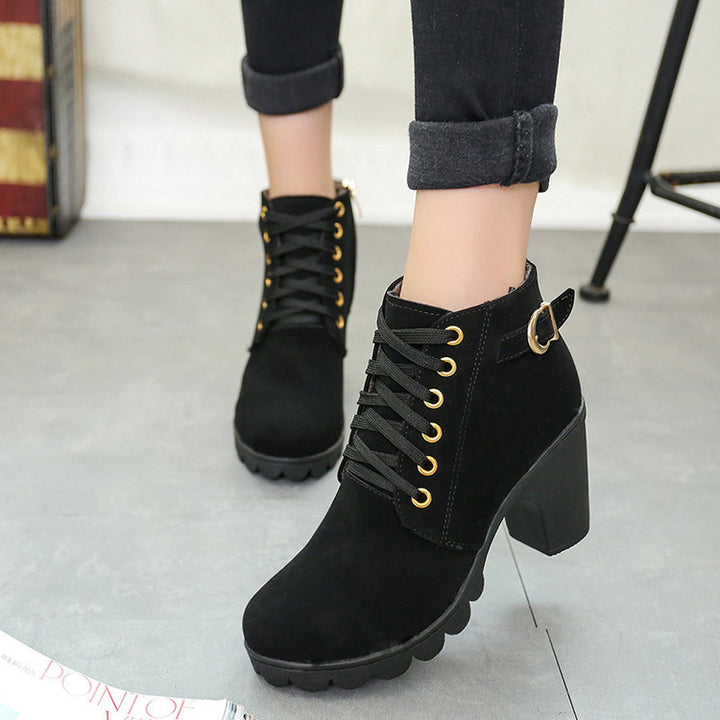 Damen nan elegante Schnür-Stiefelette mit mittlerem Blockabsatz, profilierter Gummilaufsohle und dekorativer Metallschnalle Echo Archiv