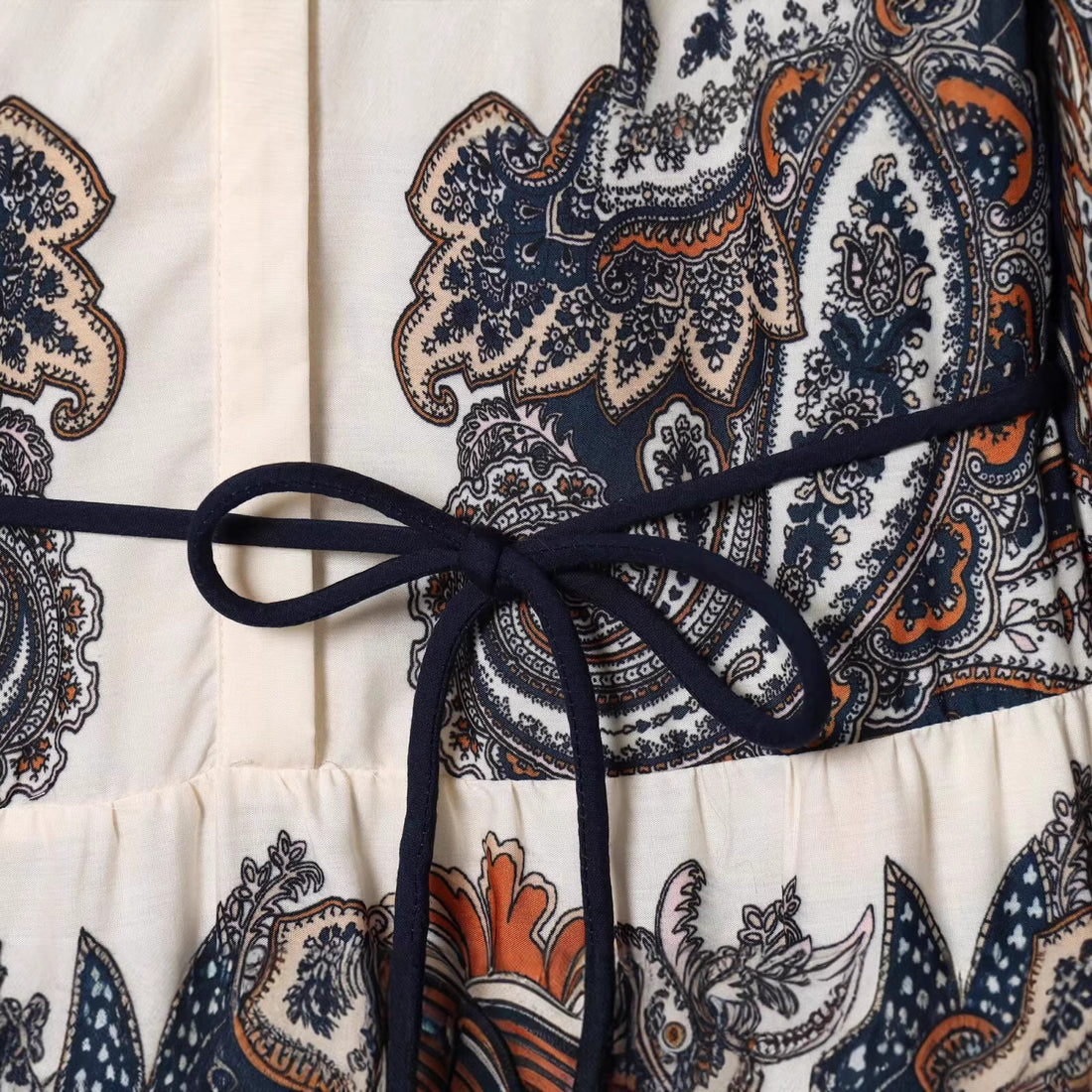 Damen Maxikleid im Stufenrock-Design mit Paisley-Print, Stehkragen und Taillenschnur Echoarchiv