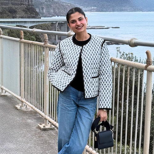 Damen Kurzboxy-Steppjacke mit Kontrastpaspelierung und Rundhalsausschnitt Echoarchiv