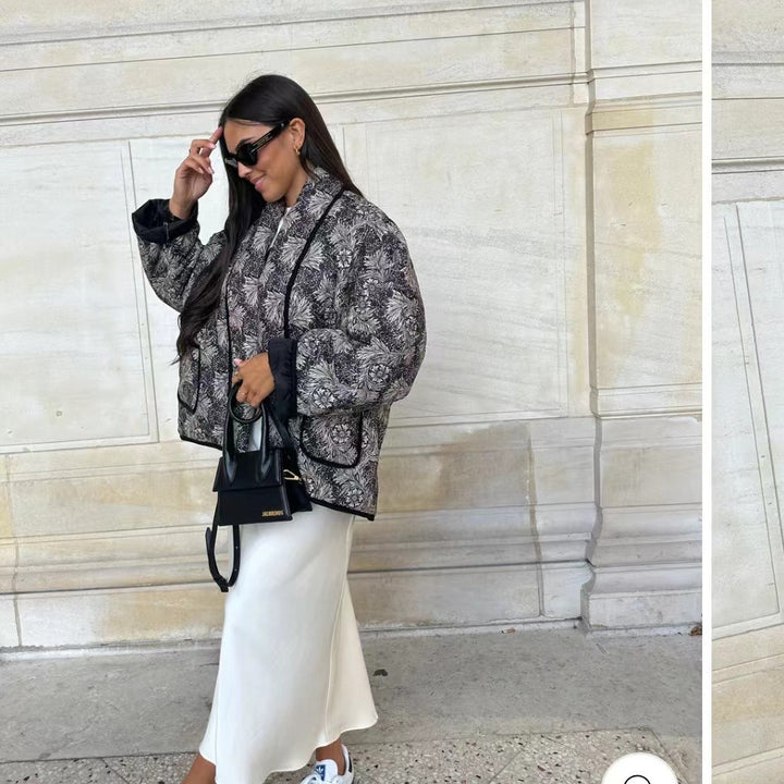 Damen Kurz geschnittene Steppjacke im Vintage-Blumenmuster mit Schalkragen und Kontrastpaspel Echo Archiv