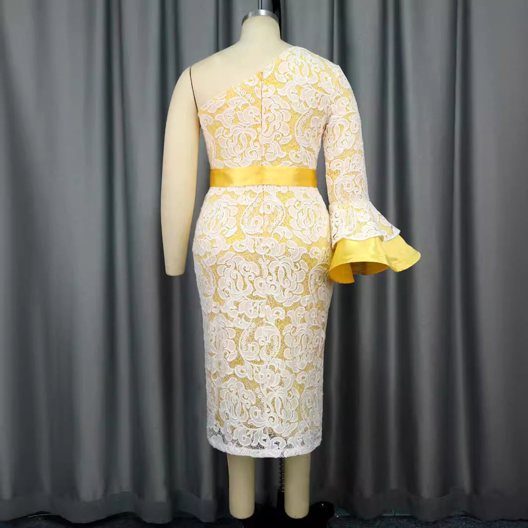 Damen Spitzenkleid mit asymmetrischem Schnitt und eleganten Volantärmeln Echo Archiv