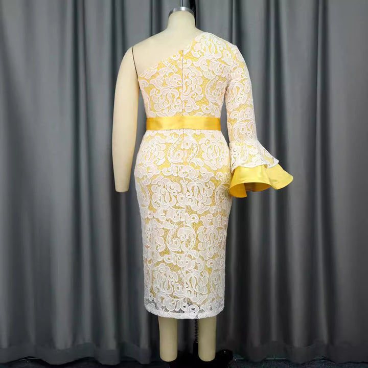 Damen Spitzenkleid mit asymmetrischem Schnitt und eleganten Volantärmeln Echo Archiv