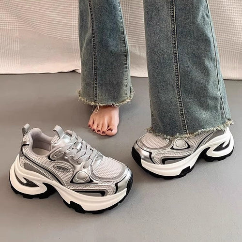 Damen High-Performance Sneakers mit dicker Sohle und reflektierenden Details Echo Archiv