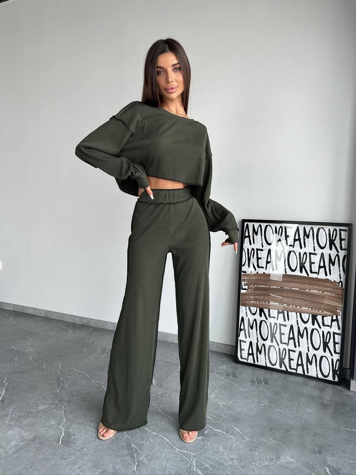 Damen Cropped Oversized-Sweatshirt mit Overlocknähten und High-Waist ausgestellter Hose Set – Avérine