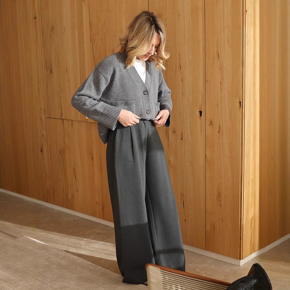 Damen Boxy Strickjacke mit V-Ausschnitt, aufgesetzten Taschen und Hornknöpfen Echoarchiv