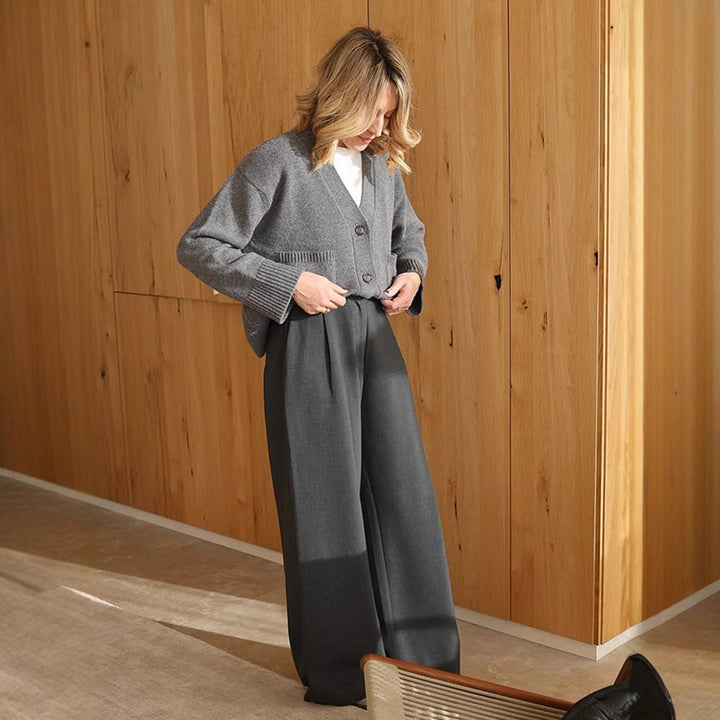 Damen Boxy Strickjacke mit V-Ausschnitt, aufgesetzten Taschen und Hornknöpfen Echoarchiv