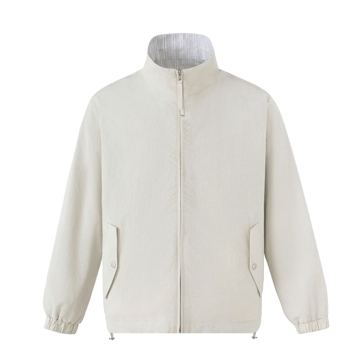 Unisex Kurz geschnittene strukturierte Boxy‑Blousonjacke mit hohem Stehkragen und Druckknopf‑Pattentaschen Echoarchiv