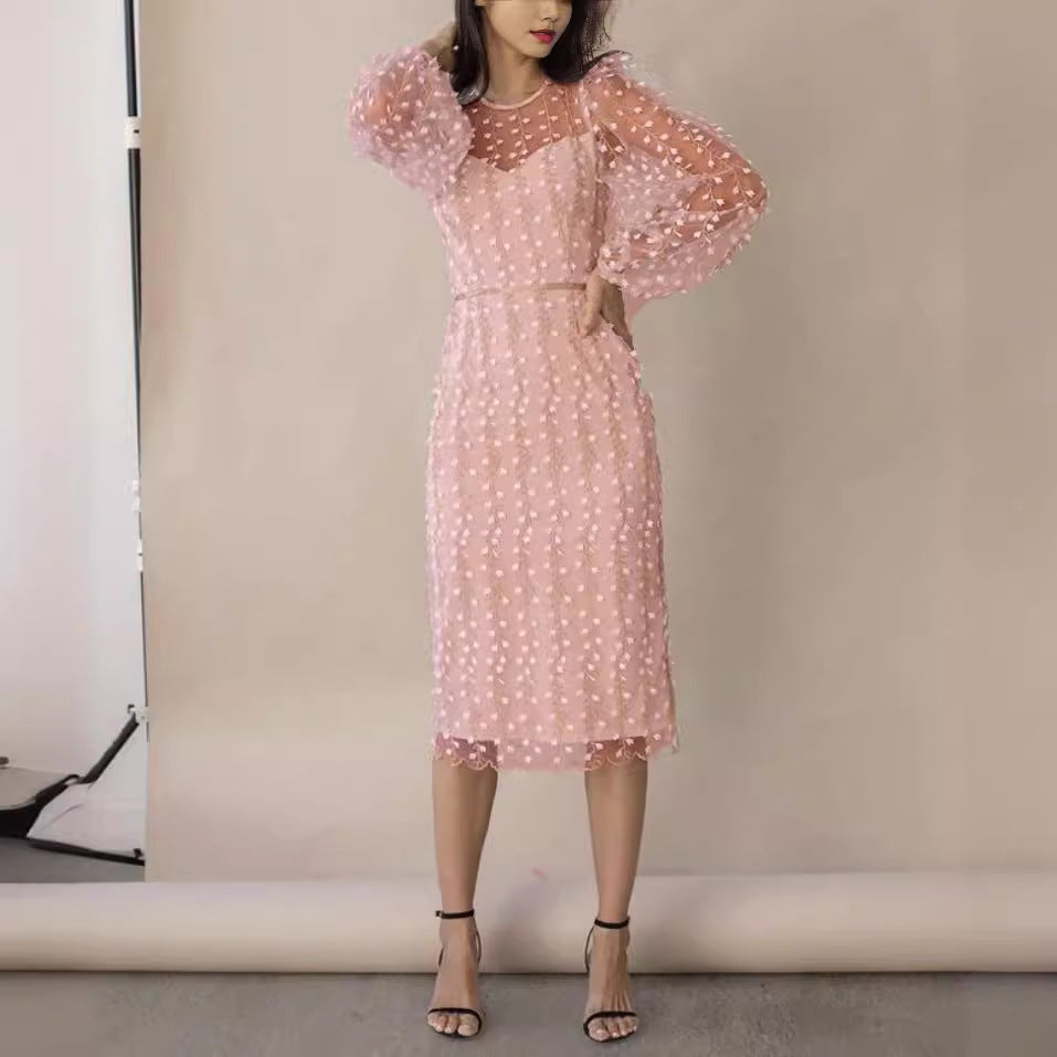 Damen Kleid mit transparenten Puffärmeln und floralem Stickdesign Echo Archiv