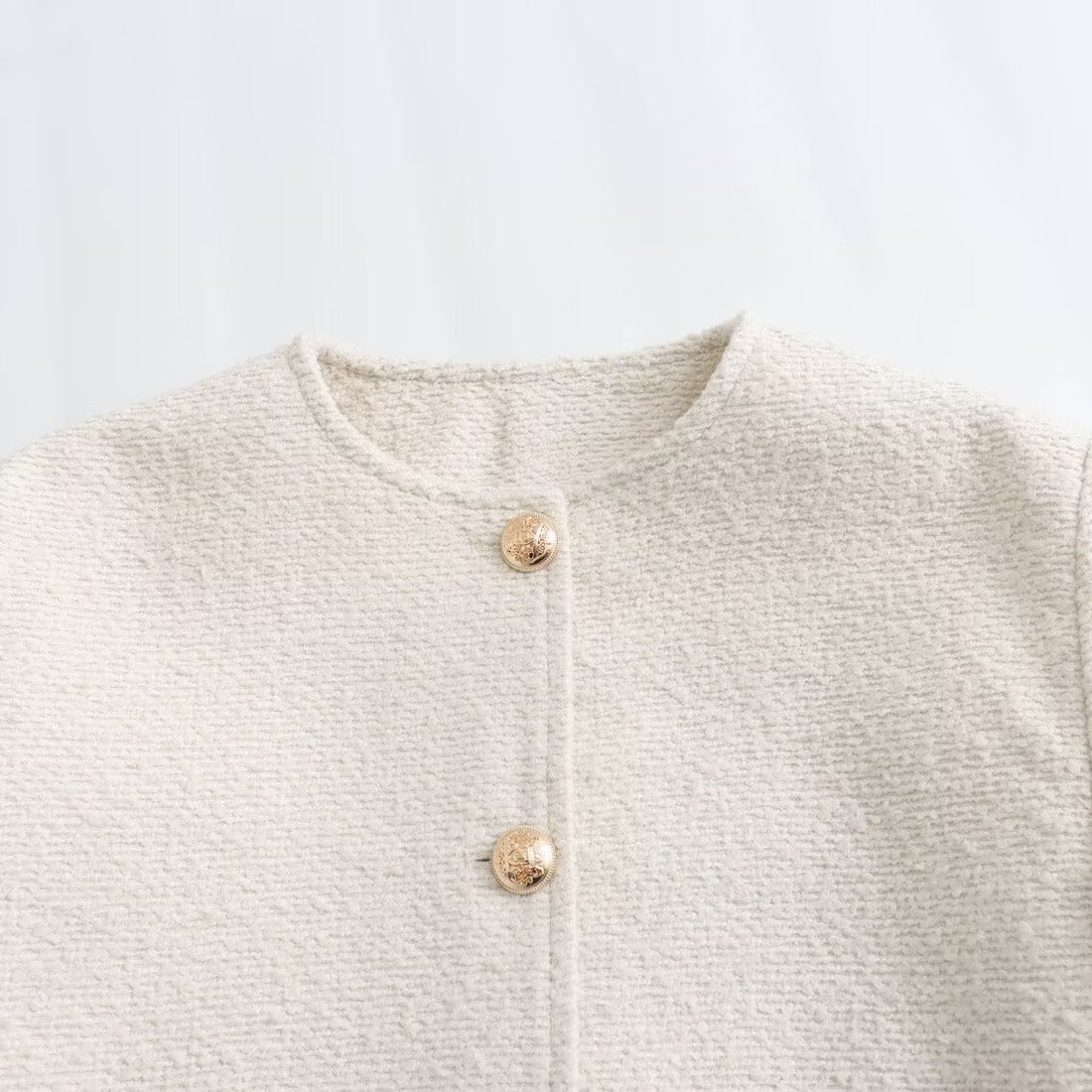 Damen Boxy-Boucléjacke mit Rundhalsausschnitt, Zierknopfleiste und Pattentaschen Echoarchiv