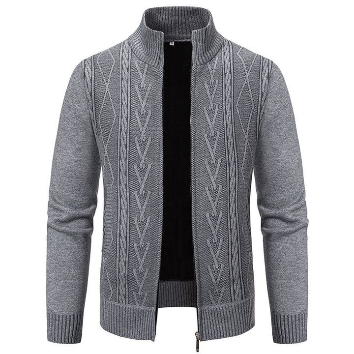 Herren Strickjacke mit modernem Zopfmuster und hohem Stehkragen Echoarchiv
