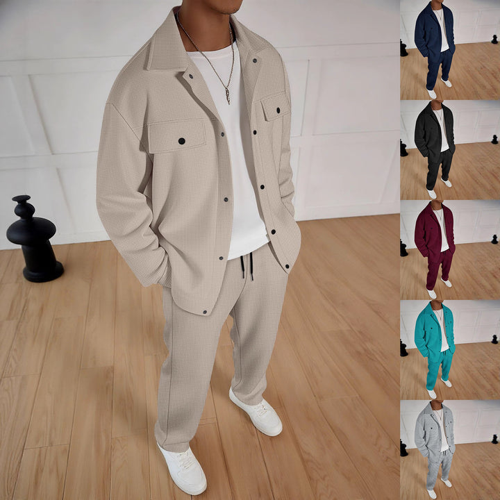 Herren lässiges Set aus gestreifter Überjacke und bequemen Jogginghose Echoarchiv