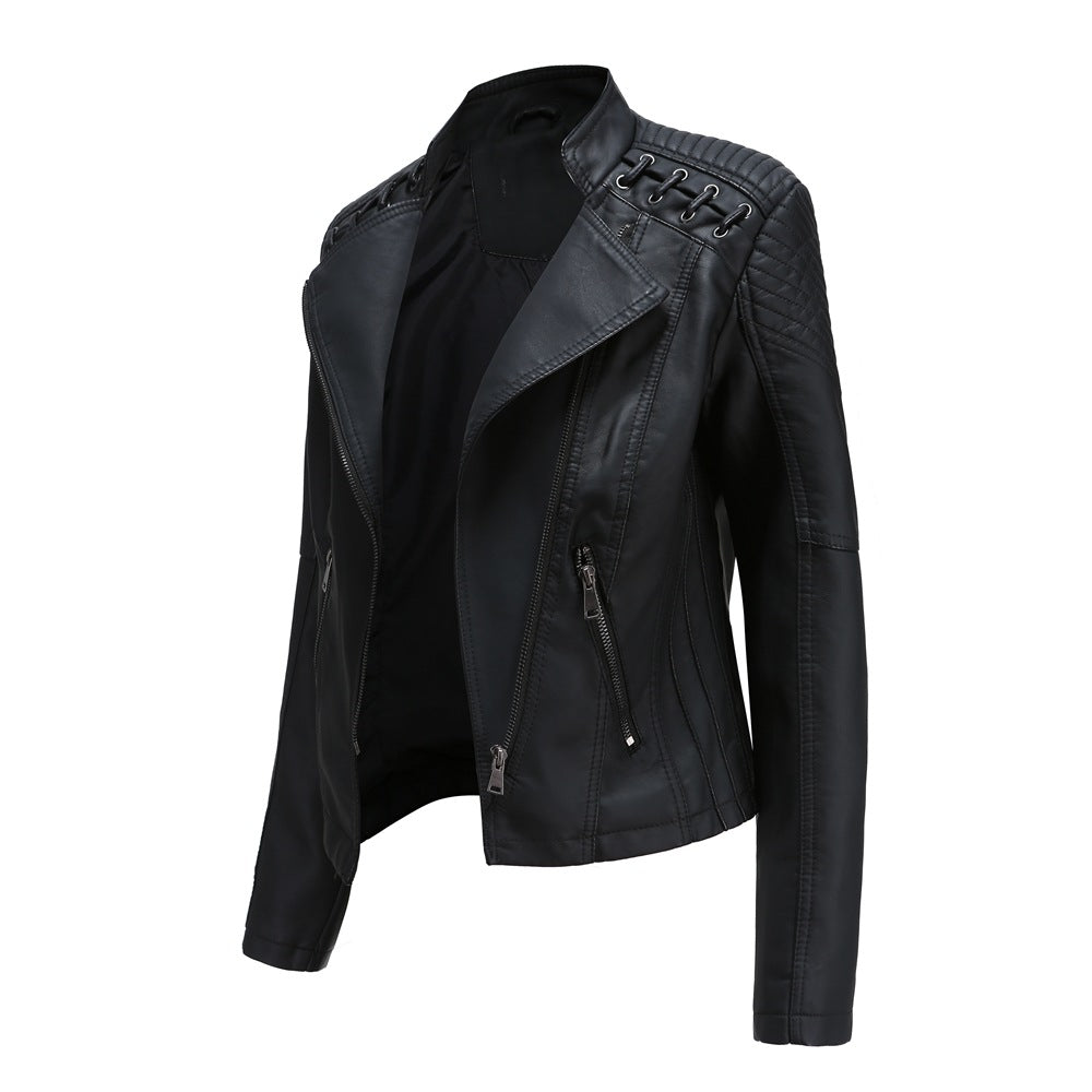 Damen nan taillierte Kunstleder-Bikerjacke mit gesteppter Schulterpartie, asymmetrischem Reißverschluss und Zierösen Echo Archiv