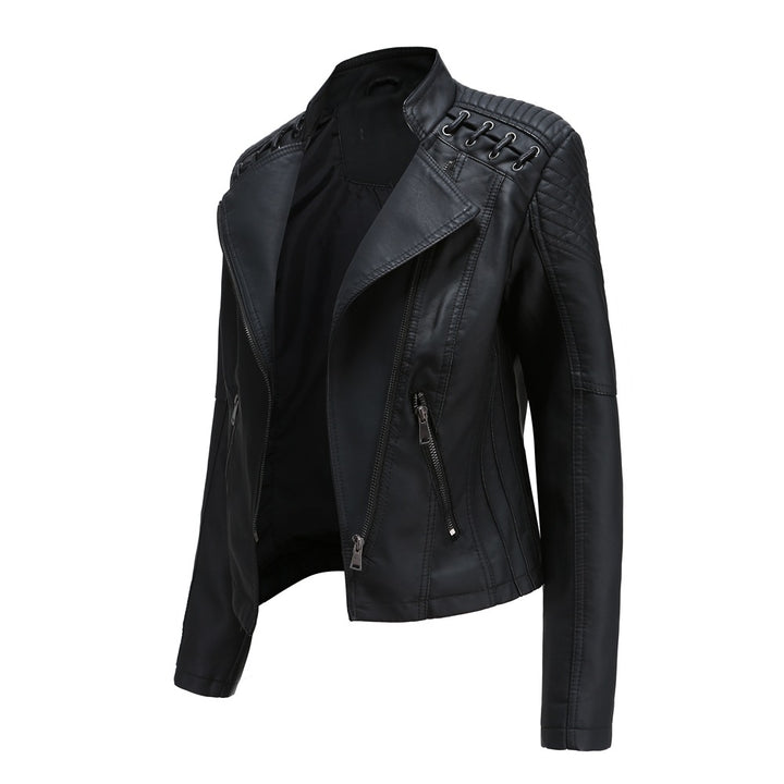 Damen nan taillierte Kunstleder-Bikerjacke mit gesteppter Schulterpartie, asymmetrischem Reißverschluss und Zierösen Echo Archiv