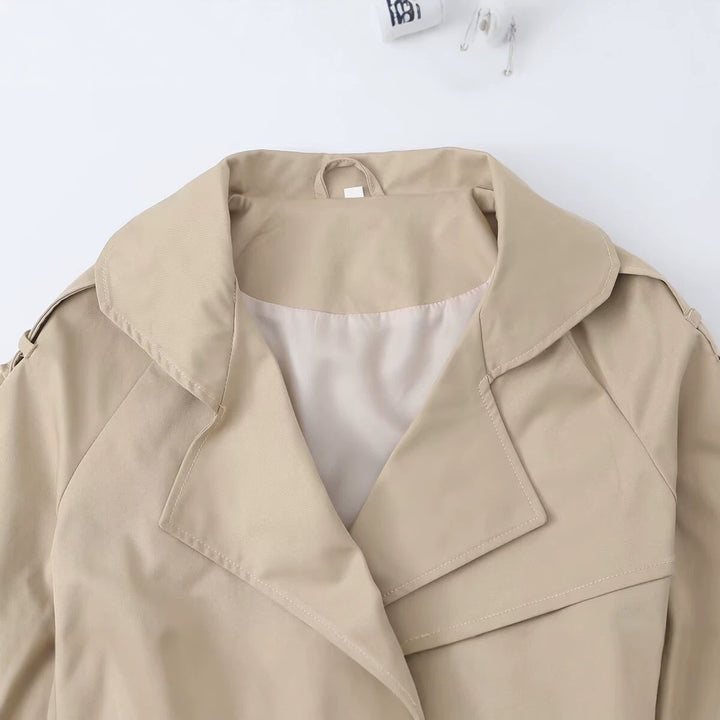 Damen Kurzer Taillierter Trench‑Blouson mit Kapuzenkragen, Schleifenbindegürtel und Raglanärmeln Echo Archiv