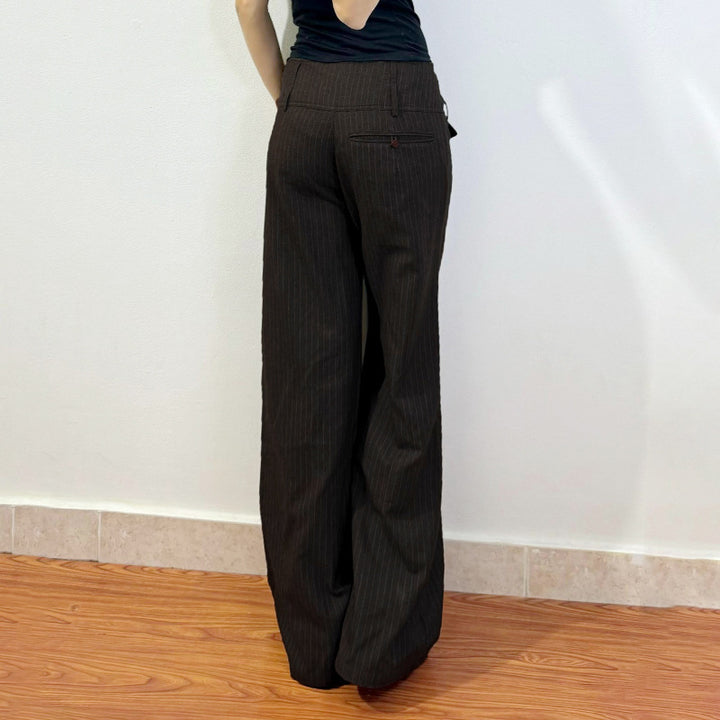 Damen Elegante weit geschnittene Streifenhose mit hoch sitzendem Bund und dekorativen Knopfdetails Echo Archiv