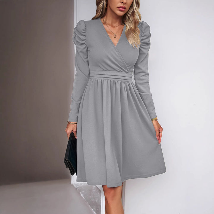 Damen Wickelkleid mit V-Ausschnitt, gerafften Puffärmeln und tailliertem Faltenrock – Élara