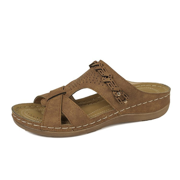 Damen Lederimitat-Pantolette mit perforiertem Oberteil, gepolstertem Komfortfußbett und leichtem Keil – Sorelia
