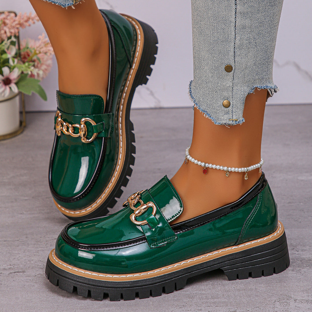 Damen  glänzende Lack-Loafer mit dekorativer Metallspange und profilierter Traktorsohle Echo Archiv