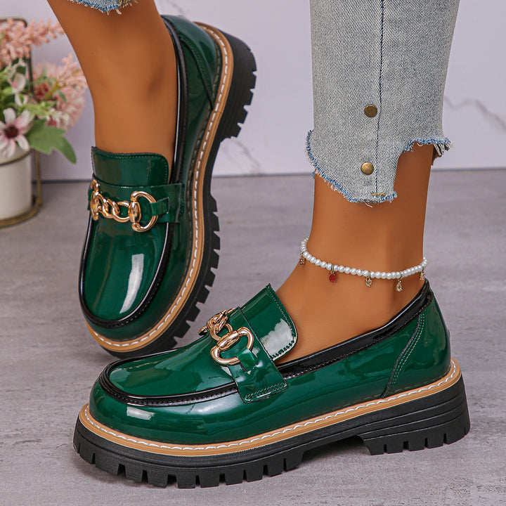 Damen  glänzende Lack-Loafer mit dekorativer Metallspange und profilierter Traktorsohle Echo Archiv