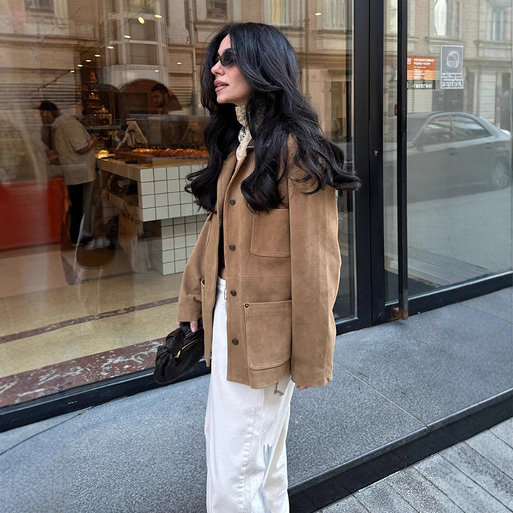 Damen Boxy Kurzjacke aus Veloursleder‑Optik mit Kontrastkragen & Pattentaschen Echoarchiv