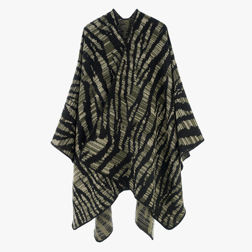 Damen Grobstrick‑Poncho im Cape‑Schnitt mit Zebra‑Jacquard und offener Kimonoärmelung – Célinea