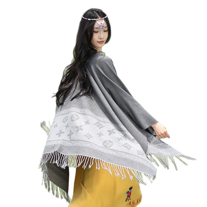 Damen Oversize‑Rechteckponcho aus Wollmix mit eingewebter Jacquardbordüre und Fransensaum – Avérine