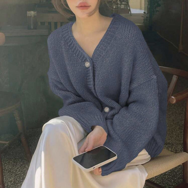 Damen Oversize-Strickjacke mit tiefem V-Ausschnitt, Ballonärmeln und Zierknopfleiste – Célinea
