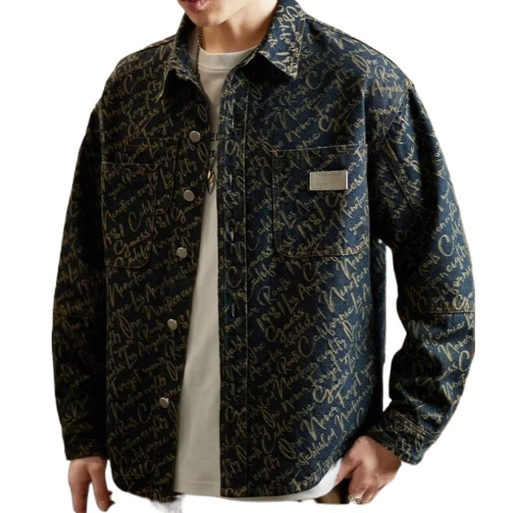 Herren Jeansjacke mit modernem Schriftmuster und praktischen Taschen Echoarchiv
