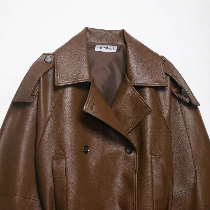 Damen Kurzer Trenchcoat in Lederoptik mit doppelreihiger Knopfleiste, Schulterklappen und Taillengürtel Echo Archiv