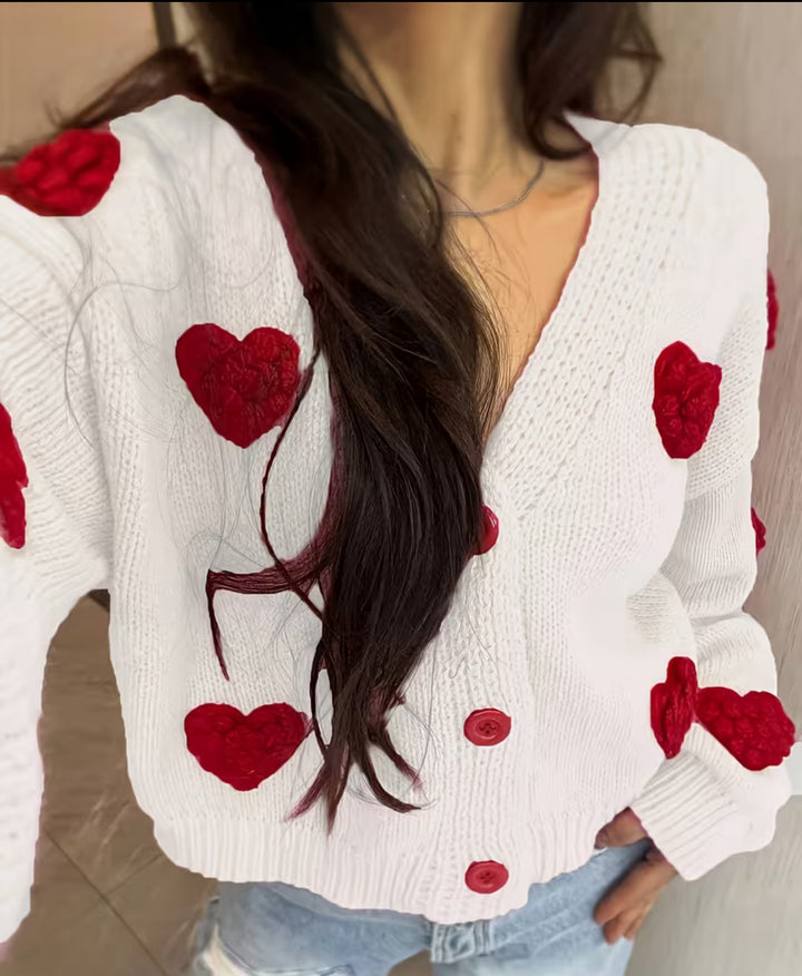 Damen Kurzgeschnittener V-Ausschnitt-Cardigan mit geprägten Herz-Applikationen und Schmuckknöpfen – Veloura