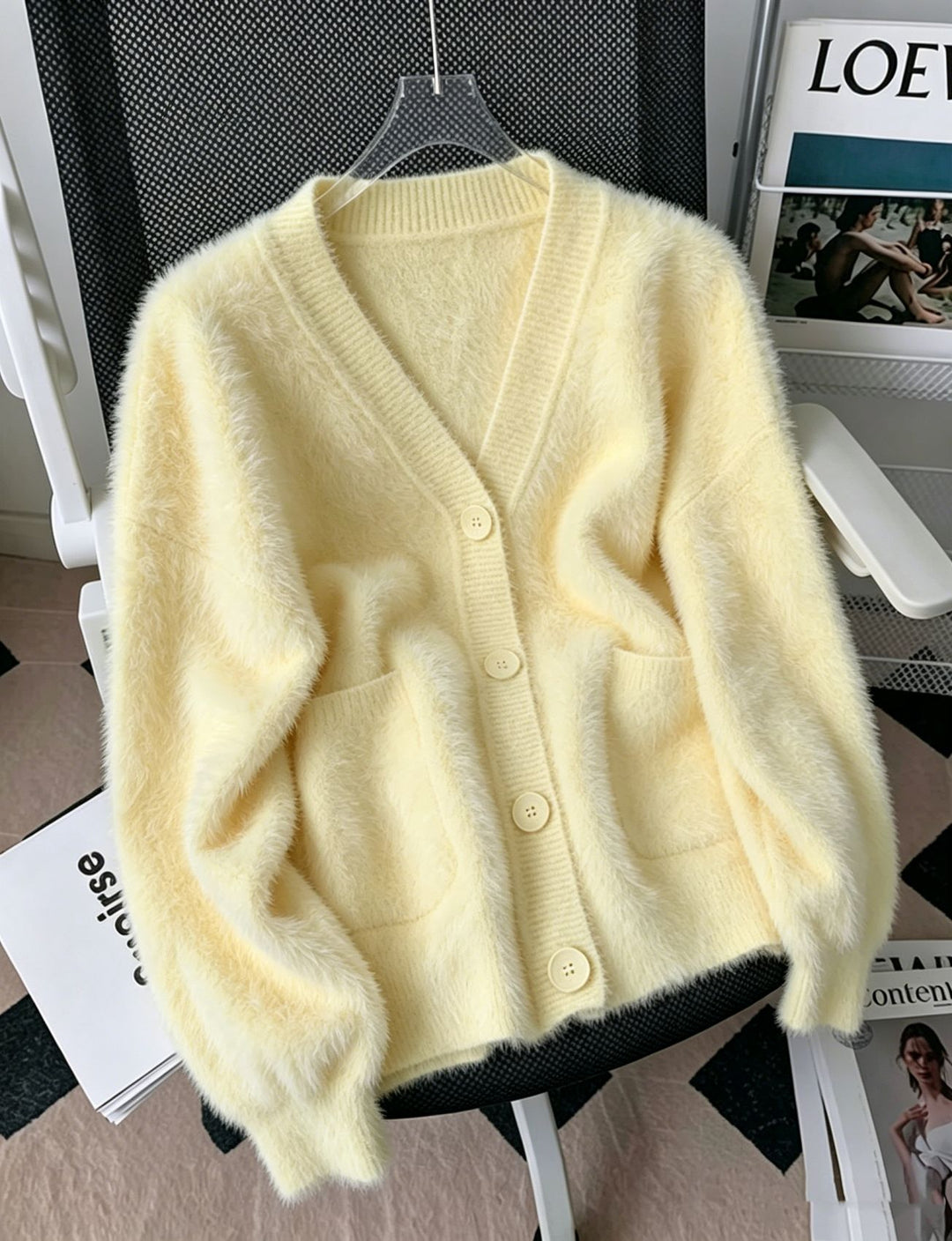 Damen Fluffy-Cardigan mit tiefem V-Ausschnitt, gerippter Knopfleiste und Eingrifftaschen – Veloura