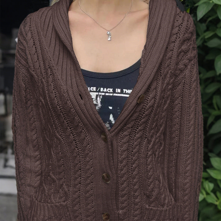 Damen Kapuzen-Strickcardigan mit Zopfmuster, Schalkragen und Holzknöpfen – Veloura