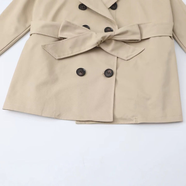 Damen Kurzer Taillierter Trench‑Blouson mit Kapuzenkragen, Schleifenbindegürtel und Raglanärmeln Echo Archiv