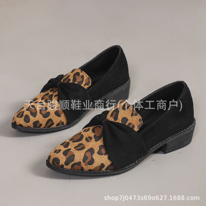 Damen Veloursleder-Loafer mit goldener Kettenapplikation und kleinem Blockabsatz – Lioré