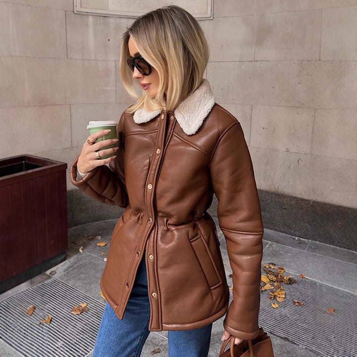 Damen Taillierte Lederimitatjacke mit Kordelzug, Teddykragen und Druckknopfleiste Echoarchiv