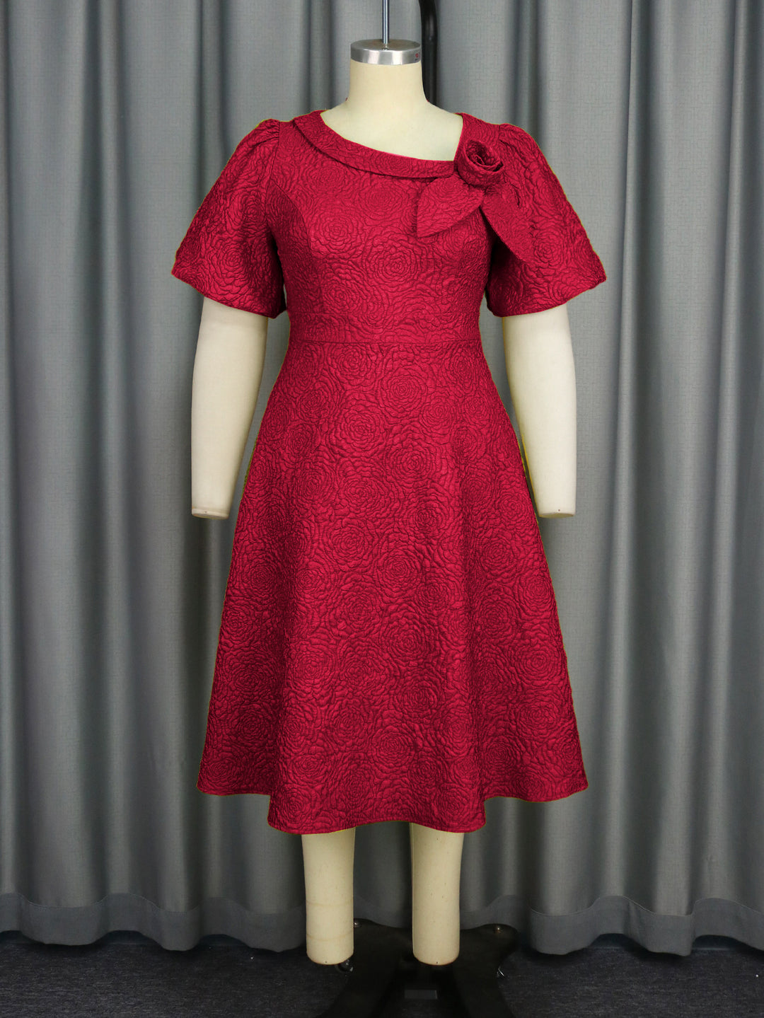 Damen Kleid mit elegantem Blumendruck und dekorativer Schleifenverzierung Echo Archiv