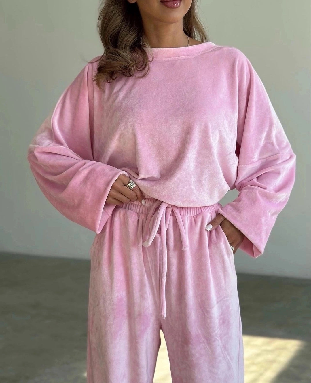 Damen luxuriöses Samt-Relax-Set mit Oversize-Crewneck und hochgeschnittener Gummibund-Jogger – Avérine