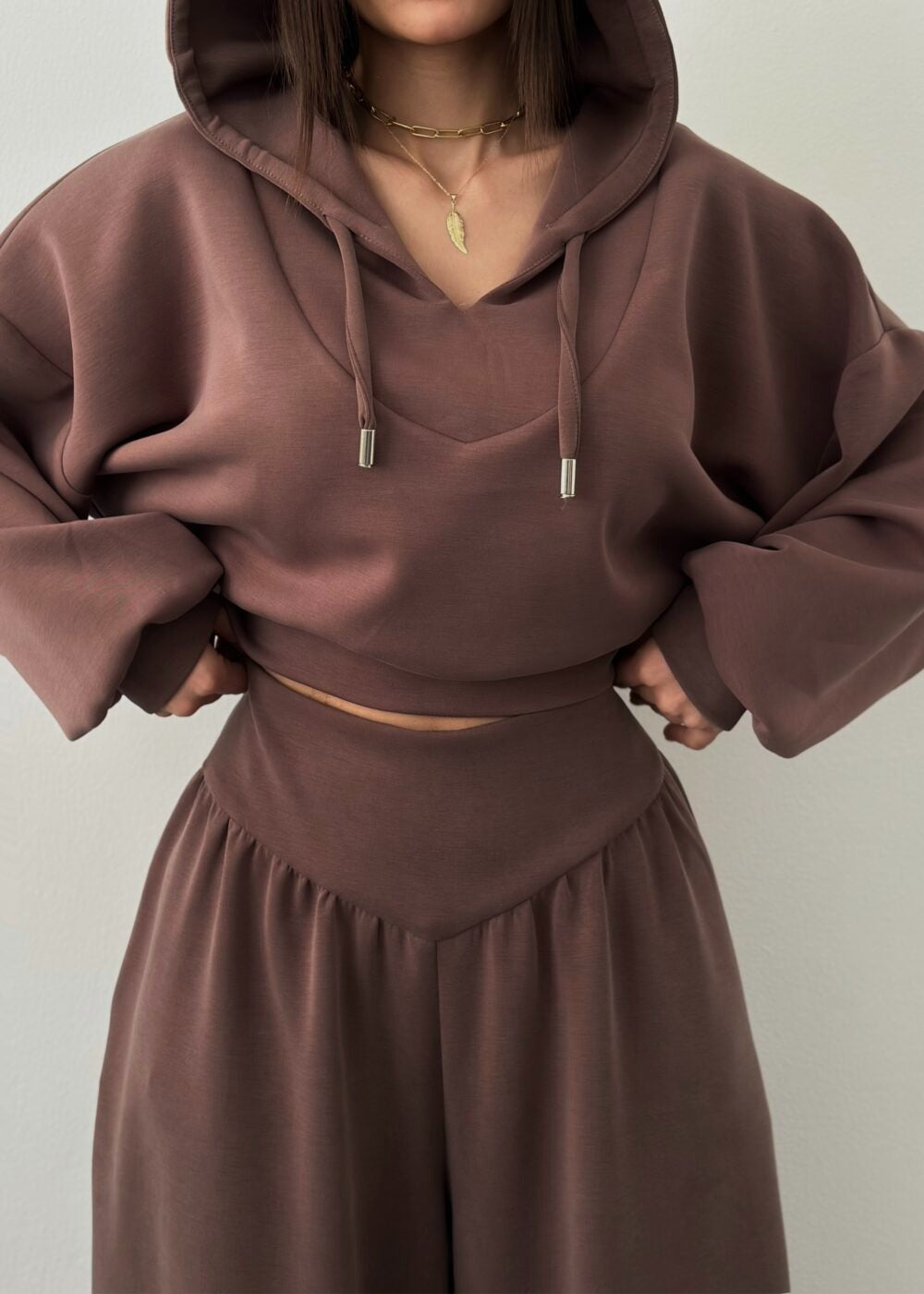 Damen nan luxuriöses Freizeitset Kapuzenpullover mit V-Ausschnittdetail und Culotte mit hoher Taille Echo Archiv