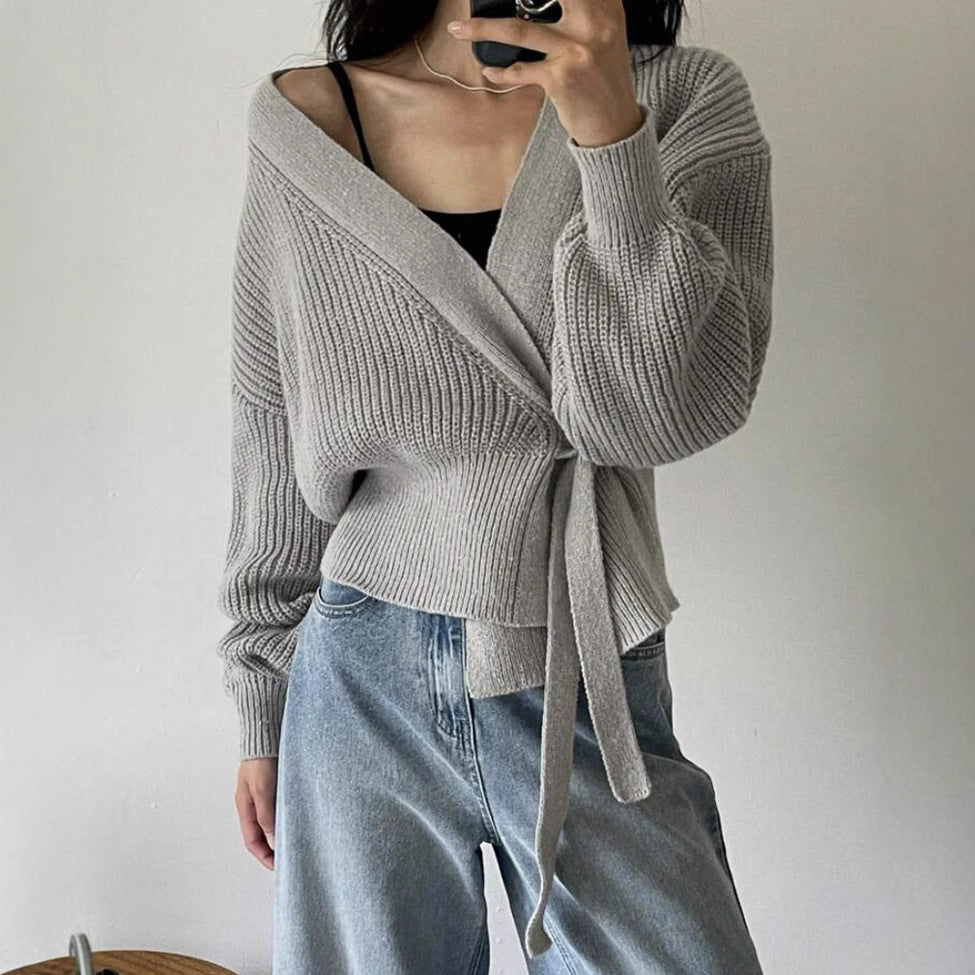 Damen Wickel-Strickjacke mit V-Ausschnitt, Taillenschleife und Ballonärmeln – Célinea
