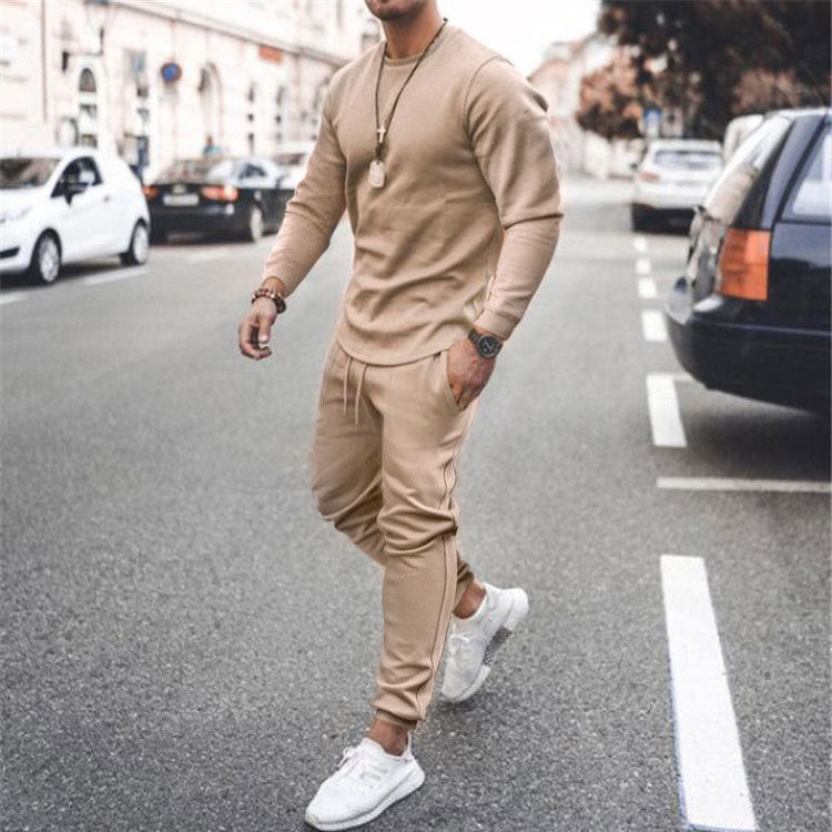 Herren lässiges Sport-Outfit mit langärmligem Oberteil und Jogginghose Echoarchiv