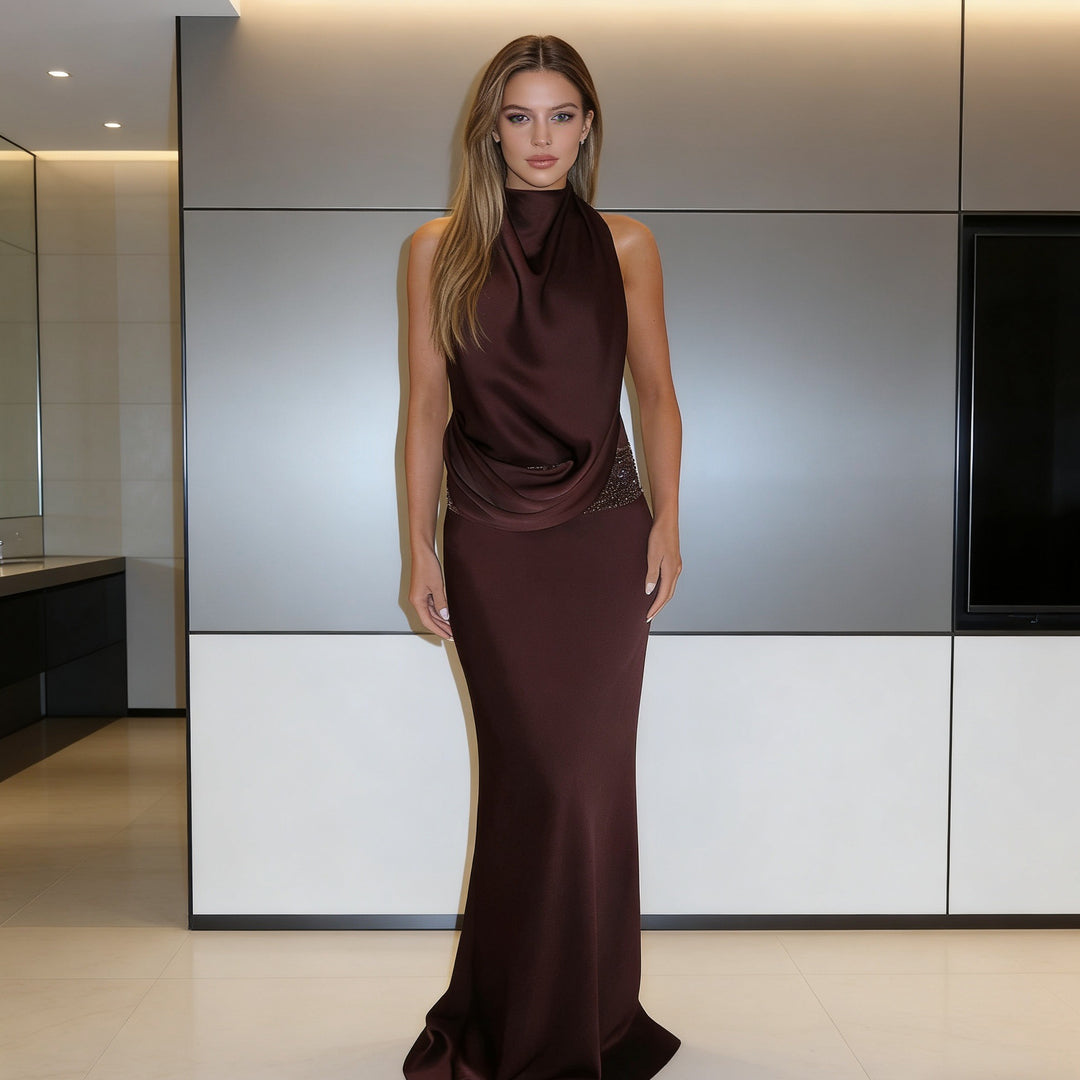 Damen Elegantes und fließendes Abendkleid mit hohem Kragen Echo Archiv