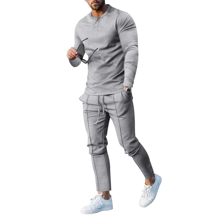 Herren sportliches Langarm-Henley-Outfit mit slim-fit Hosen Echoarchiv